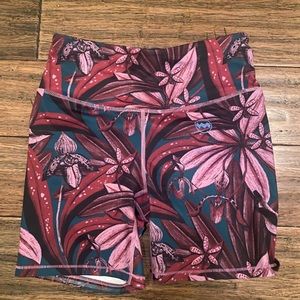 Janji Women’s 6” Pace Short - Flora Orchid - Size Small